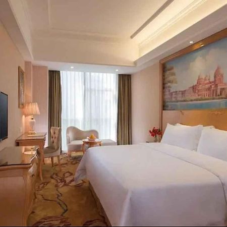 Vienna Hotel Shenzhen Baoneng City Plaza Екстер'єр фото