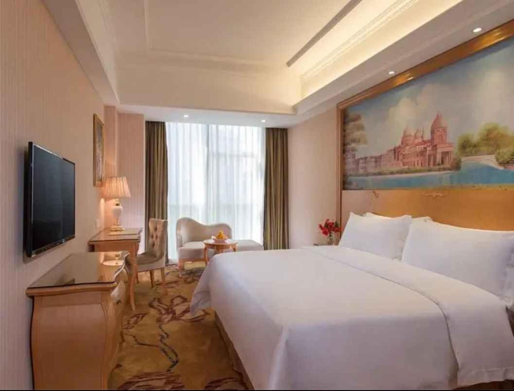 Vienna Hotel Shenzhen Baoneng City Plaza Екстер'єр фото